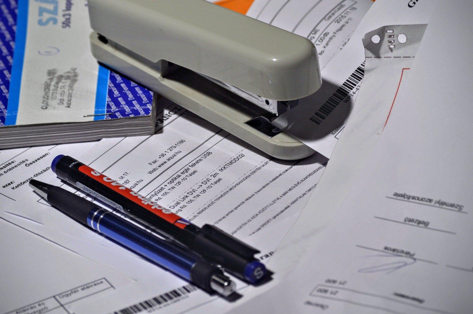 Степлер и ручки на документации
